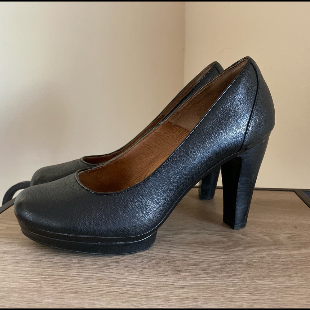 Black Pumps